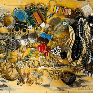 Jewelry Costume Jewelry Necklaces Brooches Rings Bracelets Mixed Lot of 94 Piece